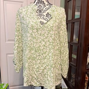 Chic Floral Blouse in Soft Green